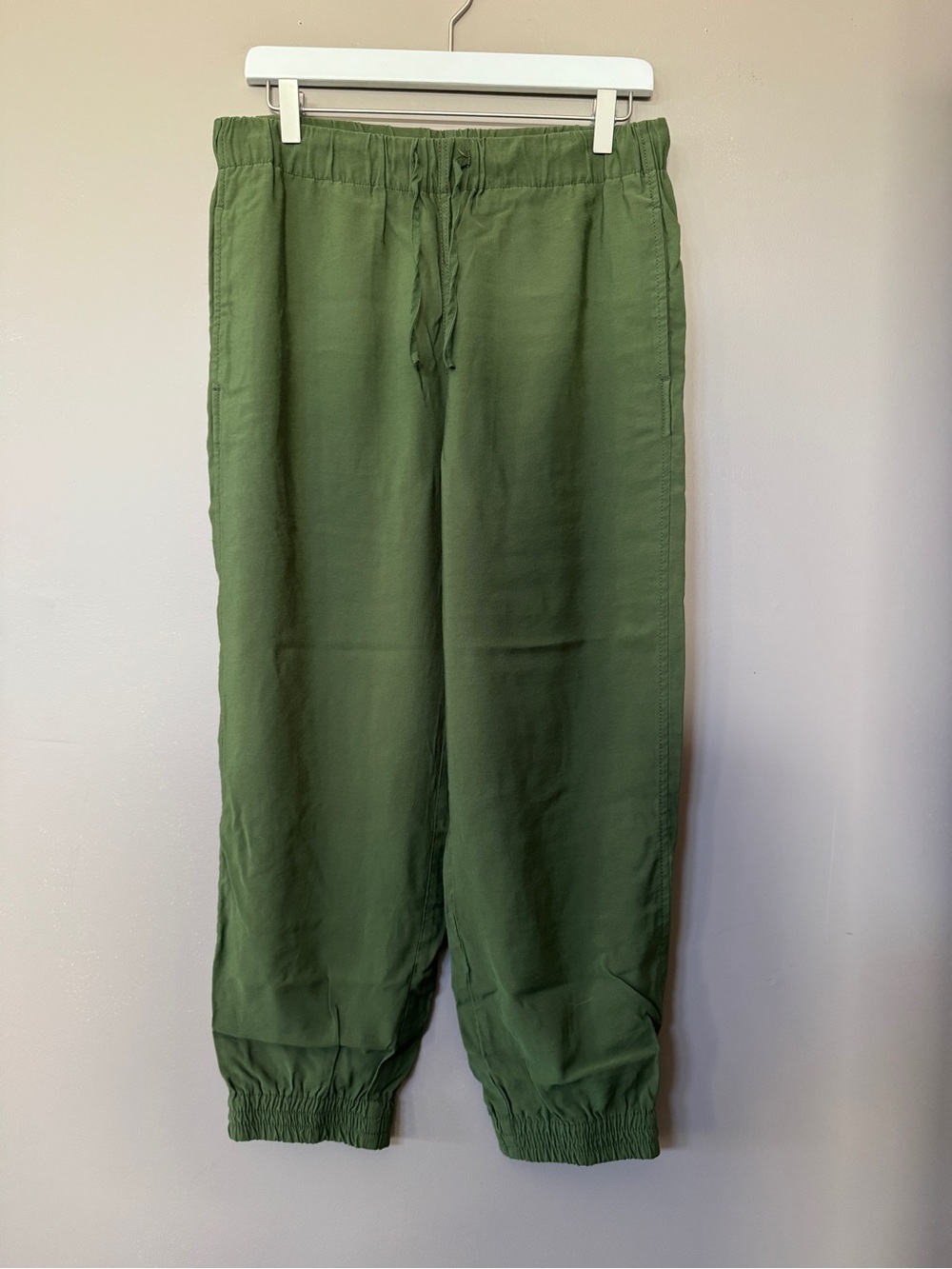 Women's Olive Green Cropped Drawstring Jogger Pants